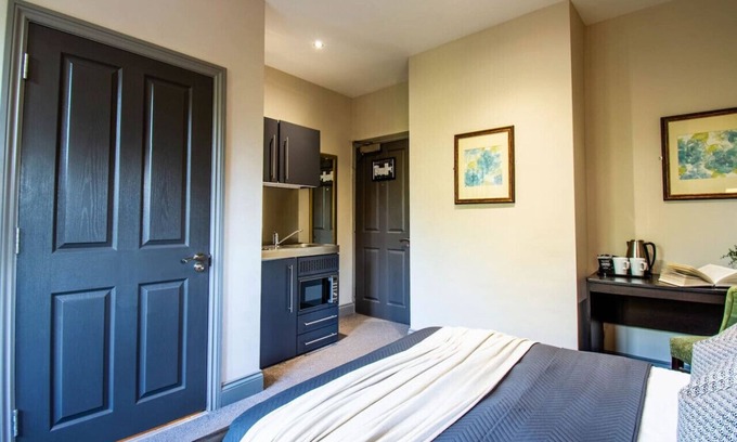 Yeovil Apartment | Free Gym Pass, Kitchenette, Fast WiFi and Parking.