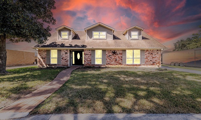 Southeast Houston House | FREE NIGHT! Sleeps 20, Private Pool, Hot Tub