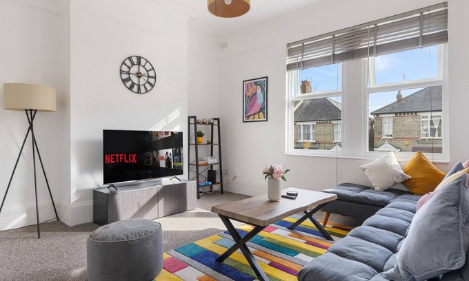 Haringey Apartment | Free Parking! 2BD Great Transport Links w/Balcony