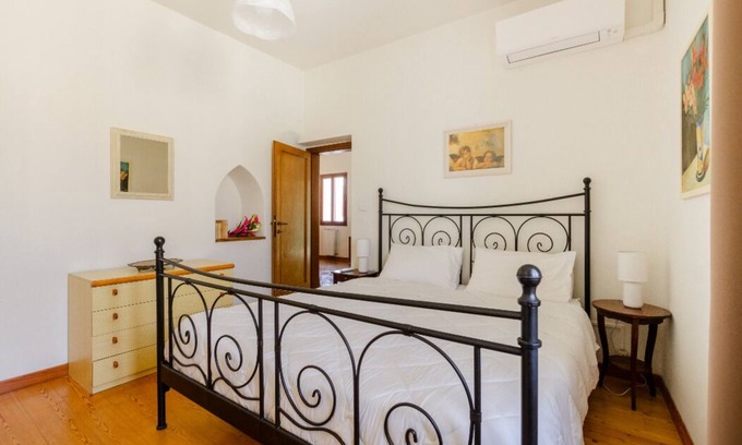 Oltrarno House | Free parking along the street. Wifi. AC.