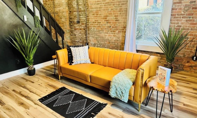 Italian Village House | Free Parking - Convention - King Bed- Short North