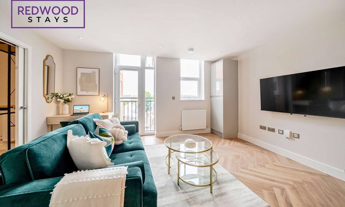 Rushmoor District Apartment | FREE Parking, Hi-Speed WiFi, 55 Inch 4K TV