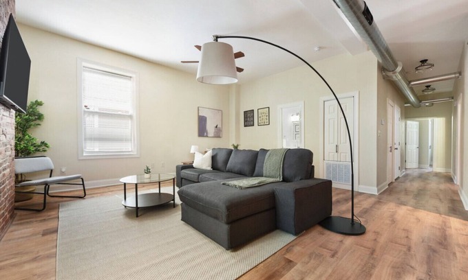 Point Breeze North Apartment | FREE Parking+Netflix Near Food|Hospitals|Shopping