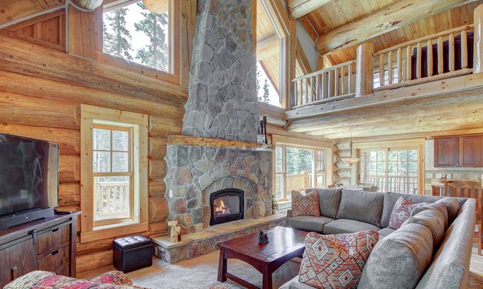 Quandary Village House | FREE SkyCard Activities - Beautiful Log Cabin, Hot Tub, 2 Master Suites - Timber Ridge Lodge