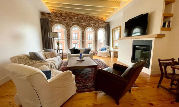 Downtown Portland Apartment | Free St Apt D · New Luxury Apt/Arts Dist/Sleeps8