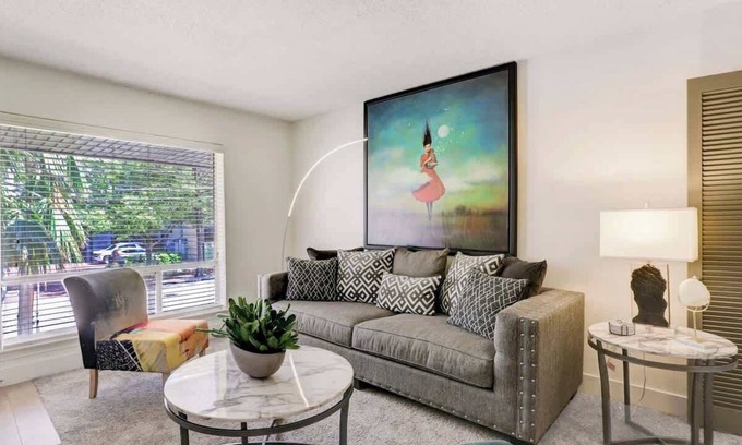 Uptown Apartment | Free Starbucks Gift Card Galleria Saltwater Pool Retreat