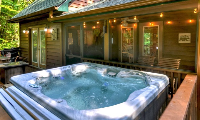 Cashes Valley Cabin | *Free Whitewater Rafting & Ziplining* Secluded, Close to Downtown Blue Ridge, Perfect Couple Retreat