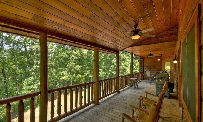 Copperhill Cabin | Free Whitewater Rafting Ziplining. Enjoy the spacious kitchen, and hot tub!