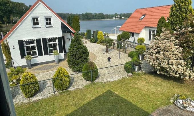 Heel House | Freistehendes Ferienhaus am See Nähe Roermond