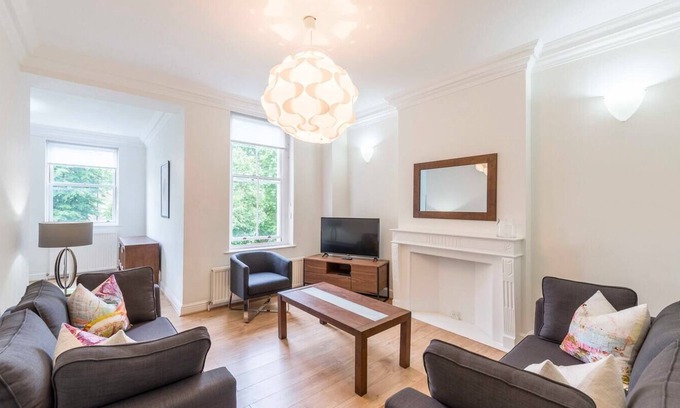 Abingdon Apartment | Fresh and smart two-bedroom apartment in Kensington, London