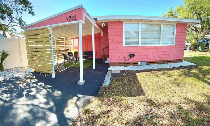 River District House | Freshly renovated 2-bedroom house in beautiful Bradenton with WiFi, AC
