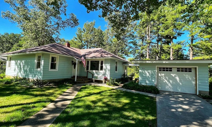 Traverse City House | Freshly Renovated Ranch Close to Town and Ready for Summer Fun!