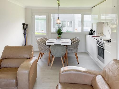 Pembroke House | Freshwater Chalet