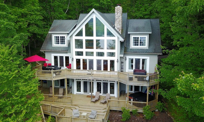 Oakland House | Friday's Escape | 5 Master Suites! Stunning Lakefront + Hot Tub