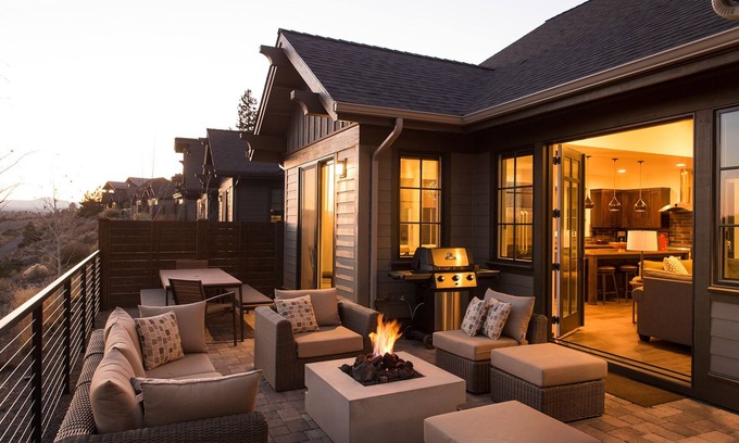 Bend House | Friendcation in Bend ~ hot tub ~ bunk beds ~ resort pool + amenities ~ golf ~🐶