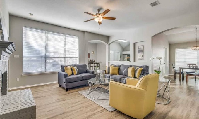 Frisco House | Frisco Spacious & Cozy Bling Home by Aya