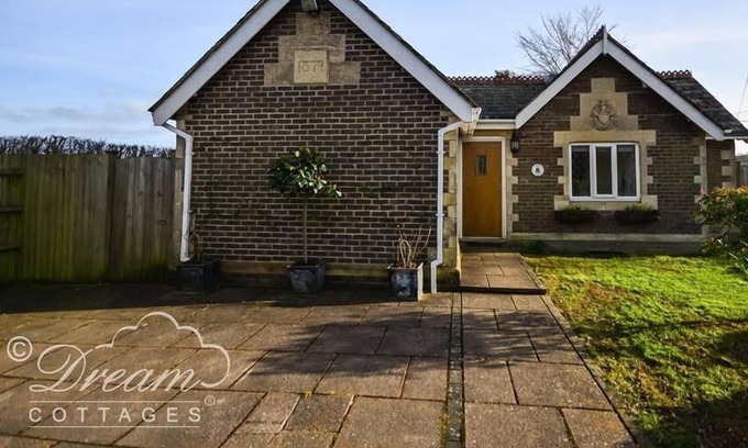 Dorchester Cottage | FROME LODGE HOUSE, pet friendly, with open fire in Dorchester
