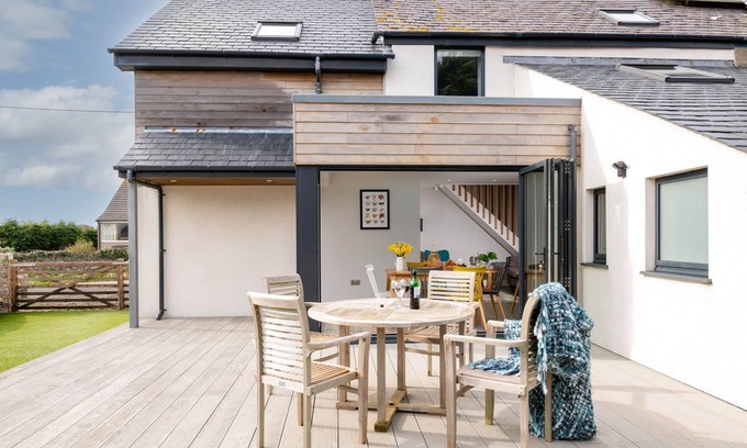 Rhosneigr House | Fronallt : Charming Pet-Friendly Home Near Rhosneigr Beach | Managed by Anglesey Holiday Lettings