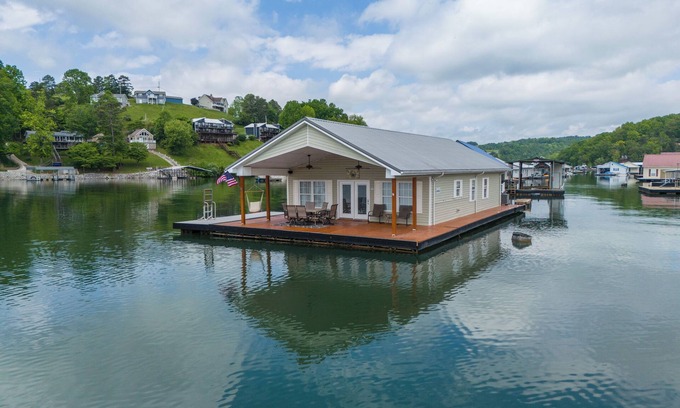 La Follette Boat Rental | FRONT ROW FLOATING HOUSE at Springs Dock Marina on Norris Lake