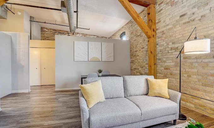 Warehouse District Apartment | FRONTDESK 50 4th Ave Apts North Loop Warehouse District