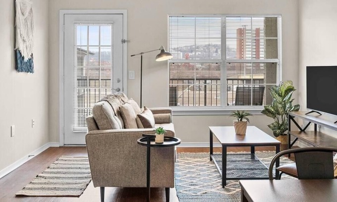 North Shore Apartment | Frontdesk | Bright 1 BR on the North Side
