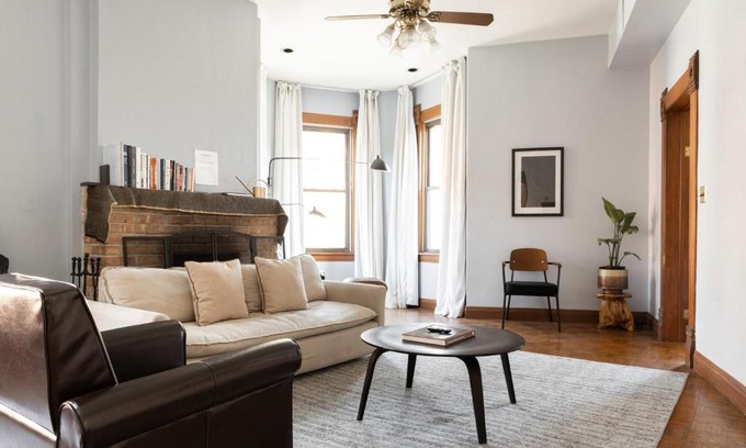 Mid-North District Apartment | FRONTDESK Classic 2 BR Apt in Lincoln Park