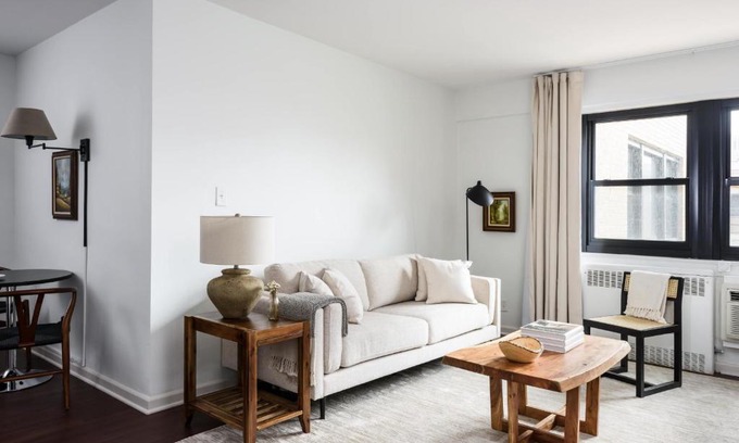 Central West End Apartment | FRONTDESK Furnished 1 BR Apt in Central West End