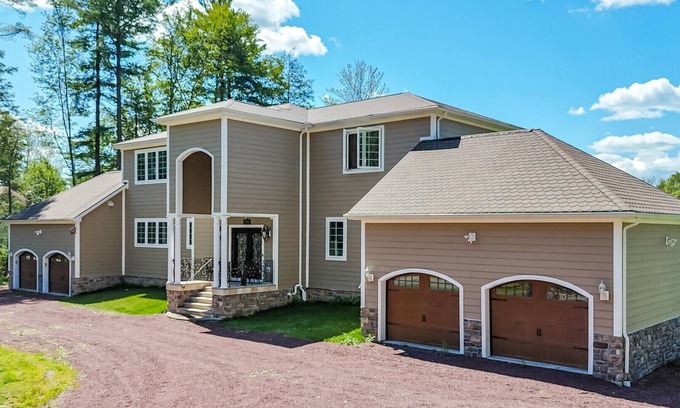 Blakeslee Ski Chalet | Frontlake Luxury Pocono Mansion
