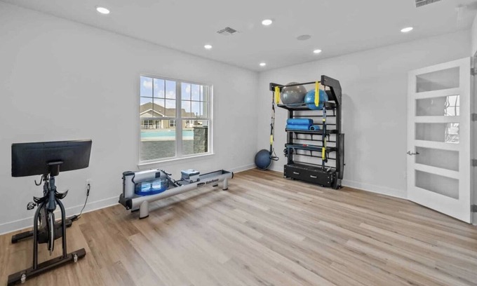 Fort Worth Apartment | FtWorth NR DFW airport Wifi gym pool 1/1 Garage