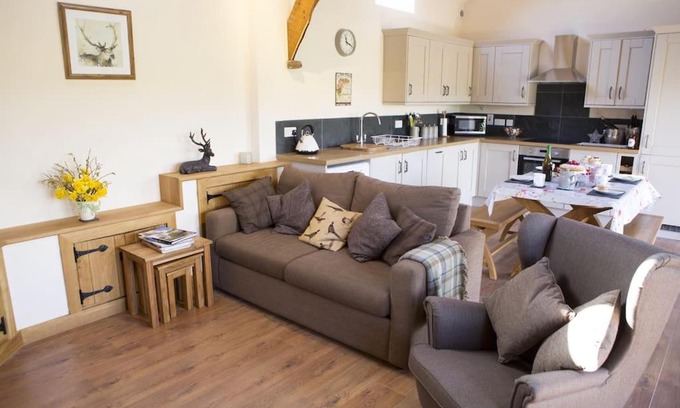 Monmouth House | Fuesli Lodge - Boutique Cottage at Harrys Cottages