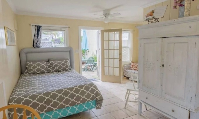 Beach Barber Tract Cottage | Full Kitchen ' Private Yard ' 15 houses from Windansea Beach! Cottage-style home