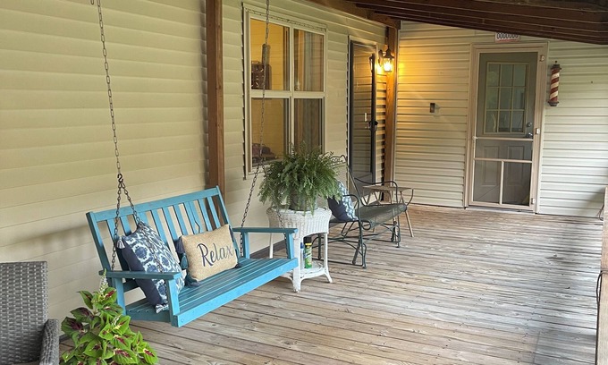 Guntersville House | Full Moon Fish Camp newly renovated lakeside retreat GREAT LOCATION & VIEWS