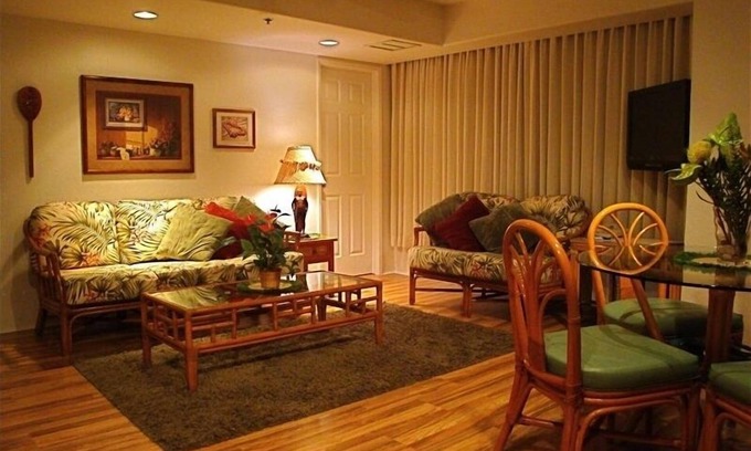 Waikiki Condo | Full Ocean View - Steps to the Beach! Free Parking and Wi-Fi