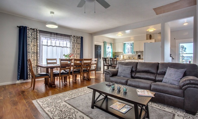 Park West House | *FULL REMODEL* 4 BD Entire House Located Close to Downtown!