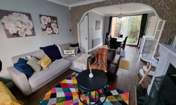 Droylsden House | Fully Equipped 3-bedroom House With Free Parking