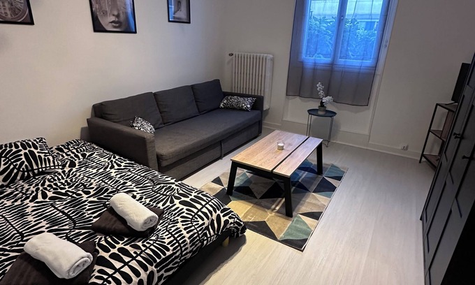 Auxerre Apartment | Fully-equipped 4-person apartment with shower in a very convenient location.