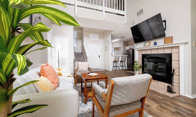 Euless House | Fully Equipped DFW Stay Near Dining & Shopping