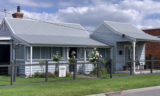 Tooradin House | Fully equipped Seaside Home on the foreshore. 4 Bedrooms. Popular location.