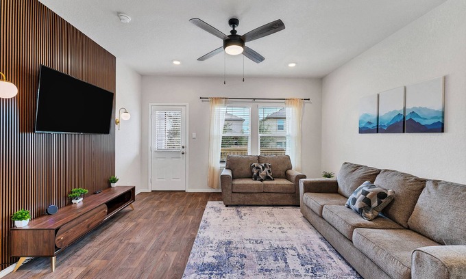 San Antonio House | Fully Fenced yard with Amazing Amentities