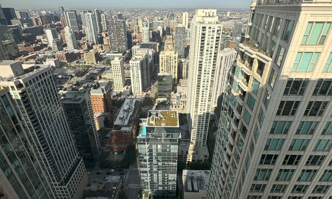 Downtown Chicago Condo | Fully Furnished Gold Coast Luxury Condo with Sunset View Ideal for 30+ Day Stays