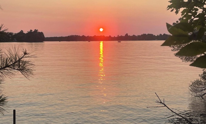 New Auburn Cabin | Fully-furnished LAKE HOME near Ice Age hiking & 4-wheel trails + SUNSET VIEWS