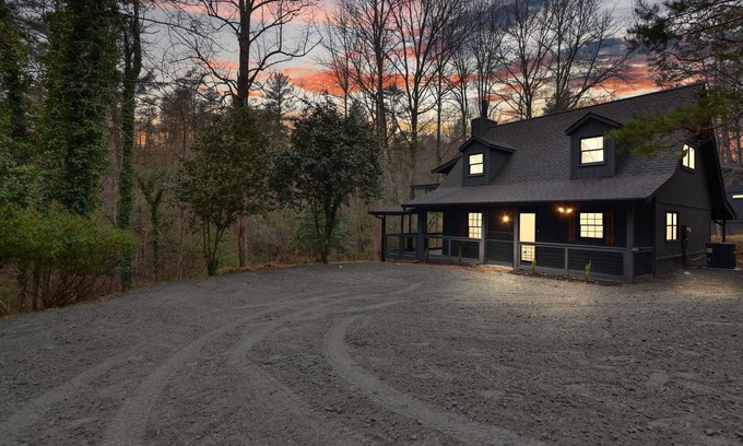 Cleveland Cabin | Fully Furnished Mid Term Rental, 10 mins to Helen, Creekside Fishing, Firepit