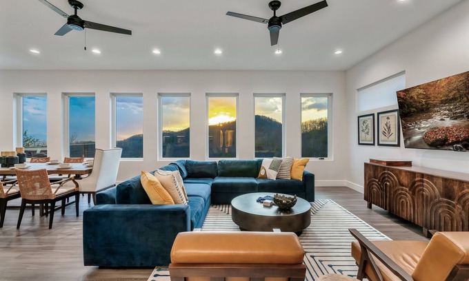 Sevierville Cabin | Fully Loaded Lux, 360° Views, Movies on Roof Deck