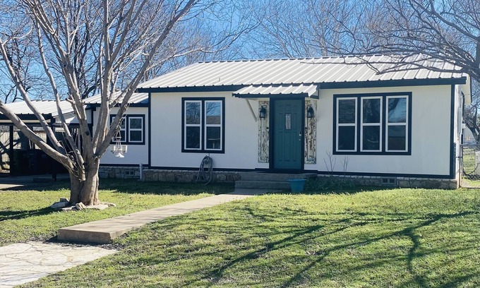 Glen Rose House | Fully Remodeled Cozy Home