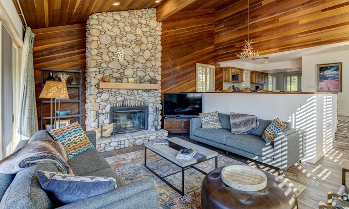 Park Meadows House | Fully Remodeled Townhome 7 minutes to lifts! Tons of space, new Hot Tub! Views!