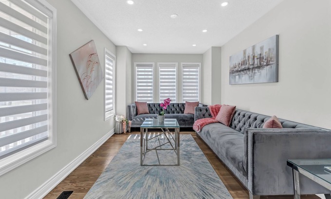 Halton Regional Municipality House | Fully Renovated 3BR ✨ Cozy Stay ~ New Furniture ~ Private backyard ~ Milton 🏡