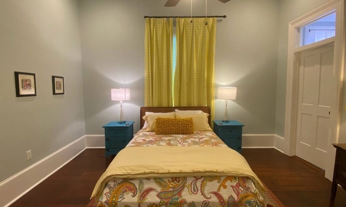 West Riverside House | Fully Renovated Sunny Cottage