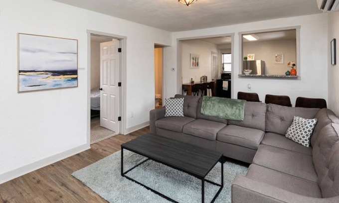 Des Moines House | Fun Backyard ~Close to Downtown~Pet Friendly~4BDRM