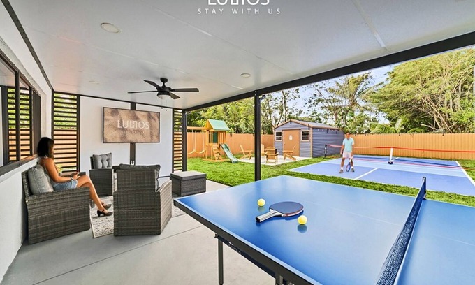 Miami Gardens House | Fun Getaway: Pool, Jacuzzi, Games, 7BR, Stadium