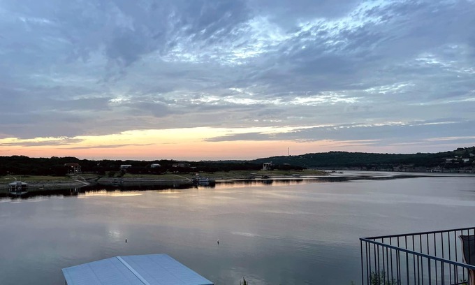 Briarcliff Condo | Fun N The Sun Lake Travis Resort 105